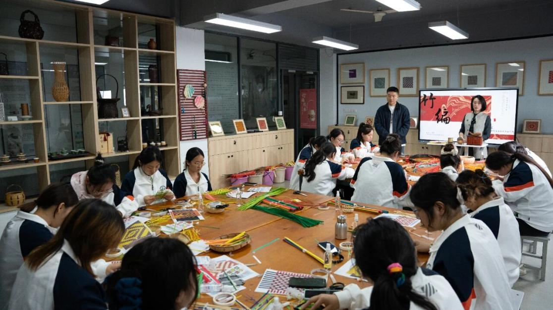 为非遗“添彩”，为青春“赋能”：江苏建院的文化育人新实践